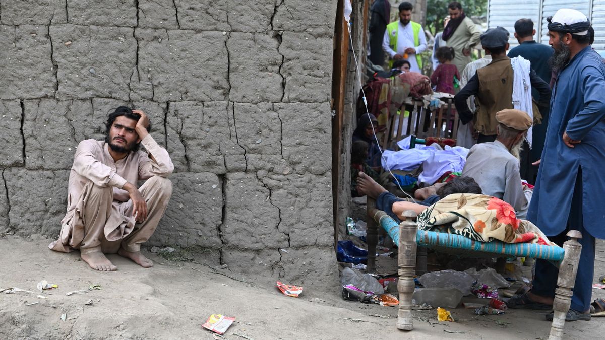 EDITORS NOTE: Graphic content / An Afghan man mourns outside a damaged house, after earthquakes at Mazar Dara village in Nurgal district, Kunar province, in Eastern Afghanistan, on September 1, 2025. More than 800 people have died and over 2,700 were injured from August 31 night to September 1, 2025, in eastern Afghanistan after a 6-magnitude earthquake, followed by at least five aftershocks felt hundreds of kilometers away. (Photo by Wakil Kohsar / AFP)