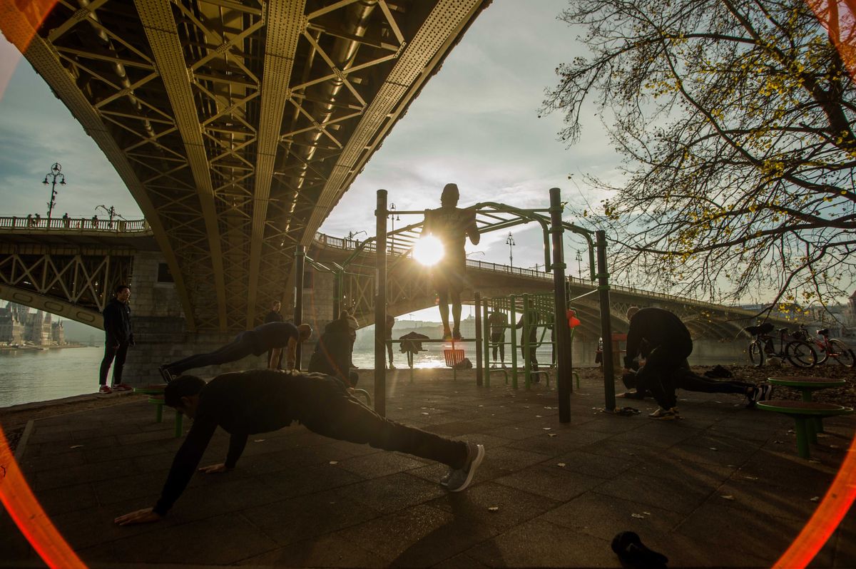 Budapest, 2020. december 5.
Szabadtéri sportolók a decemberi napsütésben a Margitszigeten, a Margit hídnál 2020. december 5-én.
MTI/Balogh Zoltán