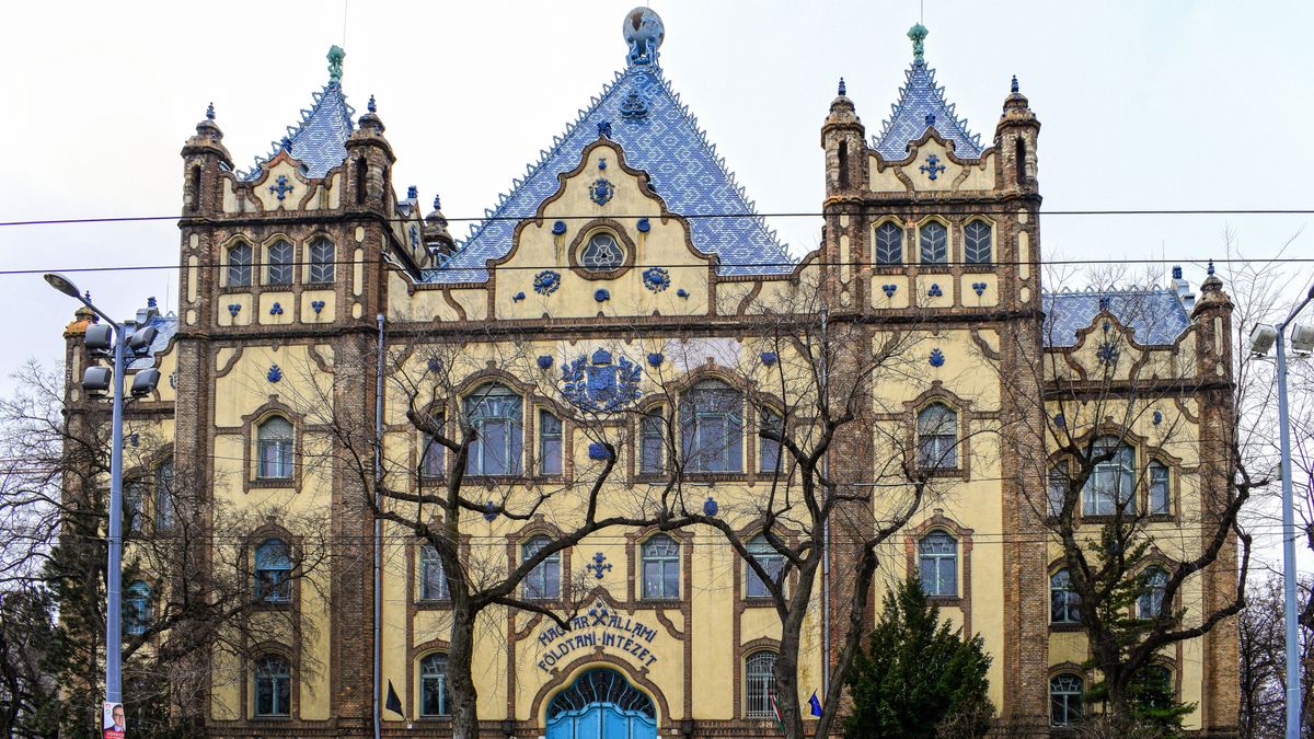 Nemzeti színekben ragyog az Art Geo Palota a Magyarország–Portugália mérkőzés miatt