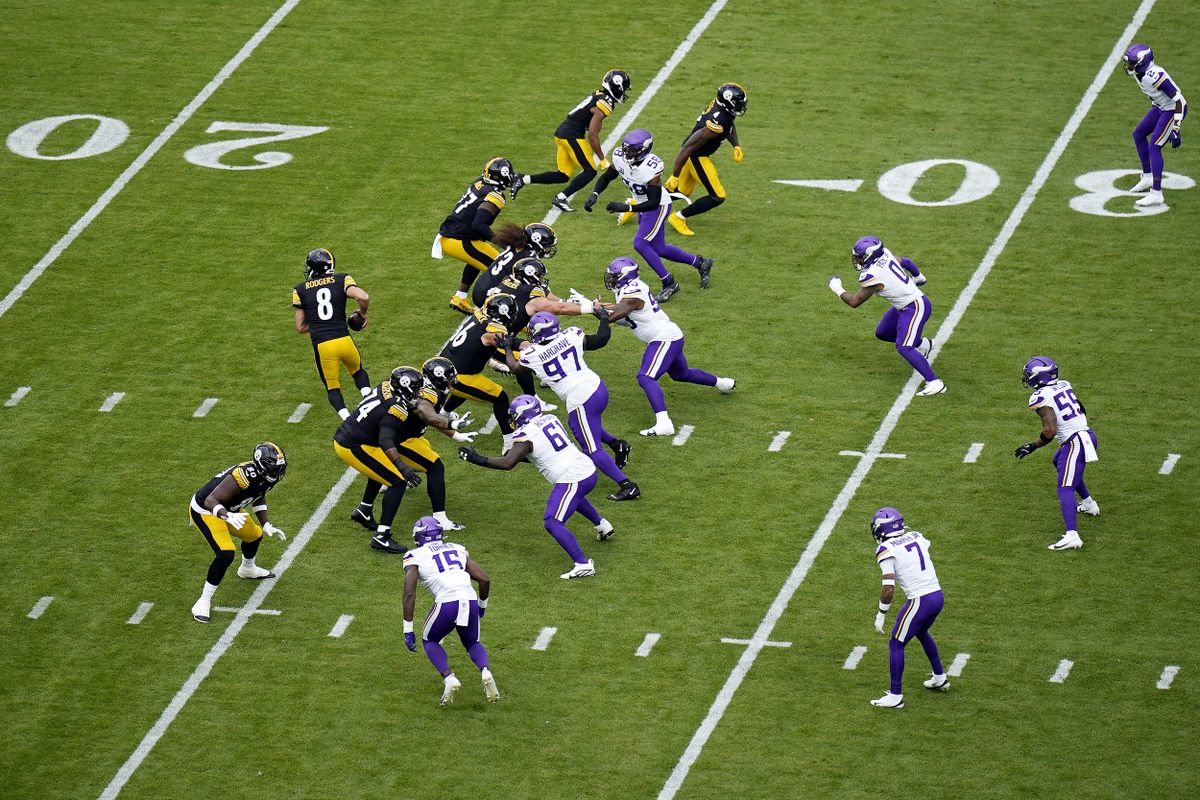 Aaron Rodgers, a Pittsburgh Steelers irányítója 41 évesen is magas szinten teljesít az NFL-ben, Dublinban is bizonyított, ahol nemrég Varga Barnabás és Sallai Roland