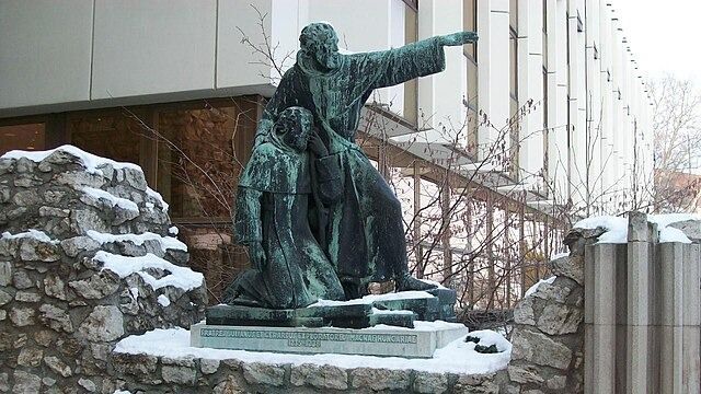 Julianus barát szobra a Budai Várban. forrás. Wikimedia Commons.