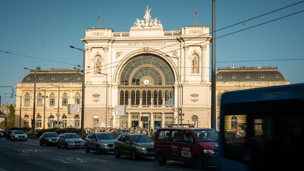 Fényfestés emlékeztetett a helyes választás jelentőségére a Keletinél