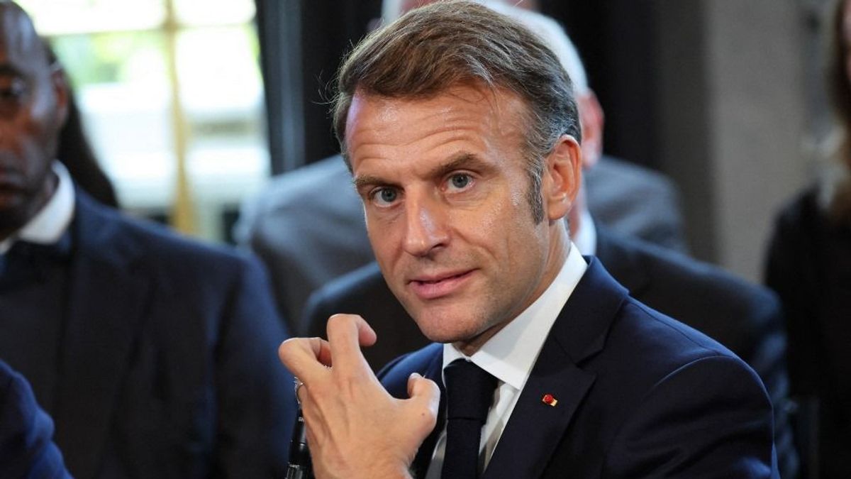 Macron ismét bohócot csinált magából