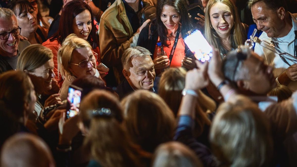 Orbán Viktor miniszterelnök a Harcosok Klubja edzőtáborában (Fotó: Fidesz/Facebook)