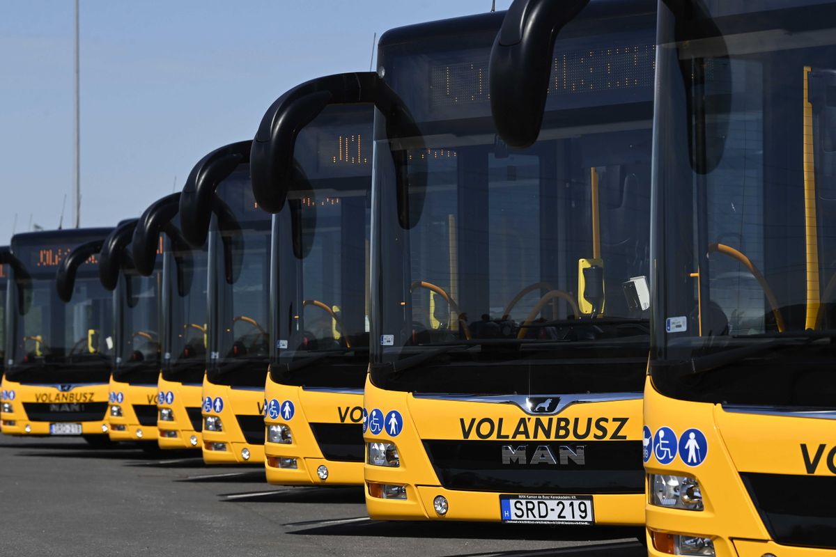 Esztergom, 2021. június 16.
A Volánbusz Zrt. új MAN Lion’s City GL A23 típusú csuklós autóbuszai a járművek esztergomi bemutatóján 2021. június 16-án.
MTI/Kovács Tamás