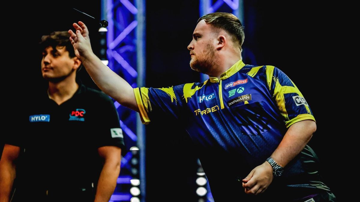 Luke Littler versenyben a Hungarian Darts Trophy-győzelemért.