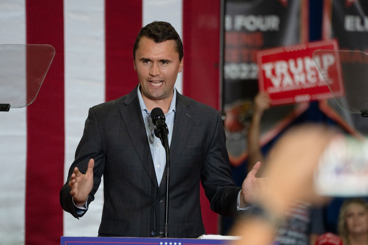 Új információk derültek ki a Charlie Kirk merénylet ügyében: a gyanúsított családtagjai és szobatársa segítették a nyomozókat.