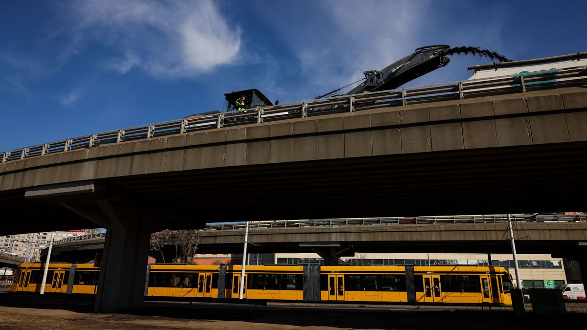 Ilyet sem látni minden nap: megemelték a Flórián téri felüljárót + képek