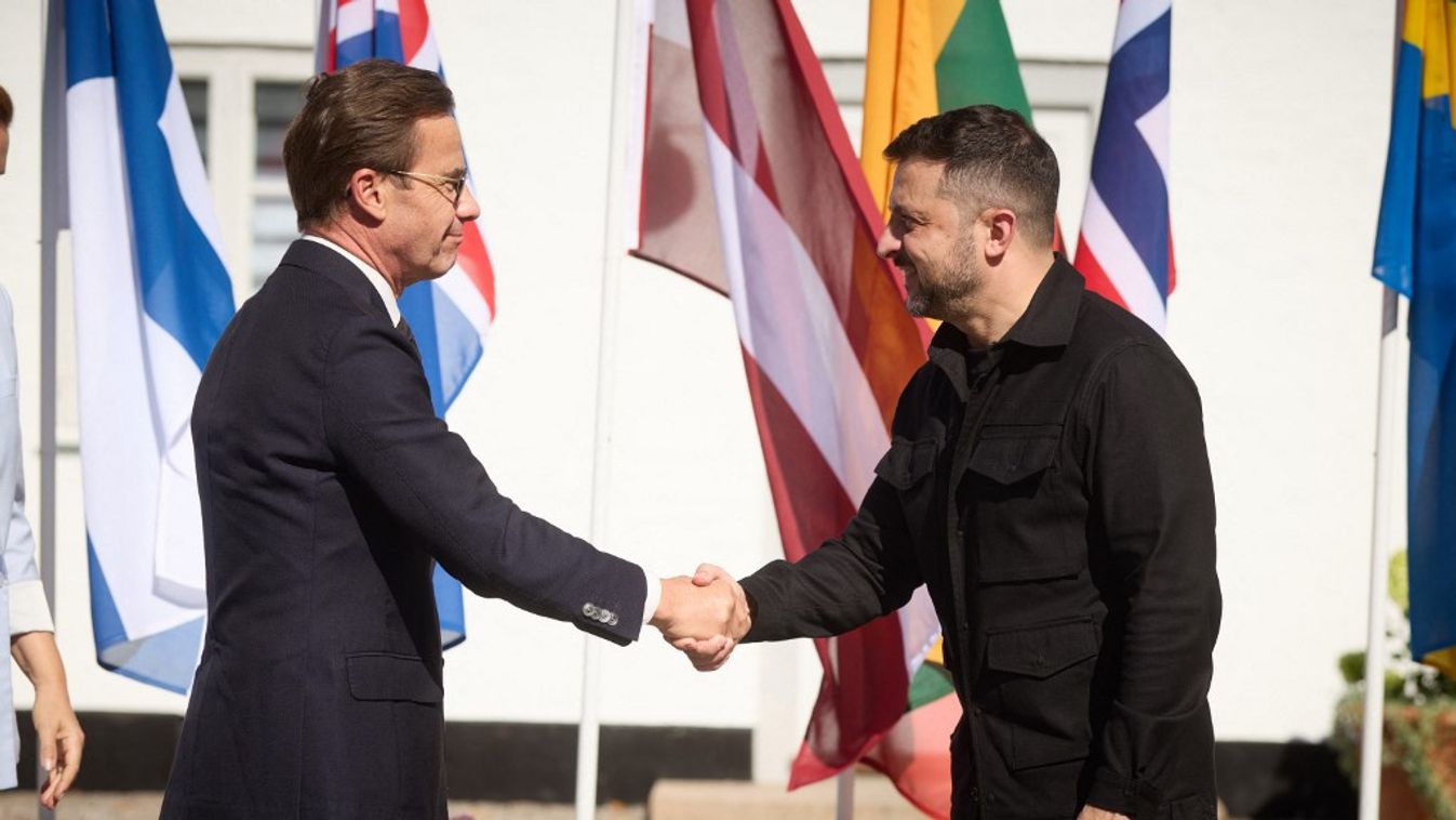Volodimir Zelenszkij ukrán elnök kezet ráz Ulf Kristersson svéd miniszterelnökkel (Fotó: AFP)