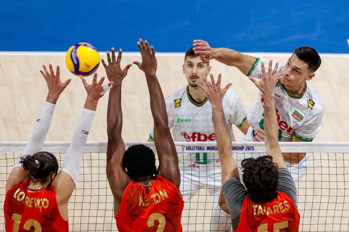 Alekszandar Nikolov a hármas sáncot is átüti. Az USA és Karch Kiraly is fejet hajtott a röplabda-világbajnokság negyeddöntőjében Bulgáriának