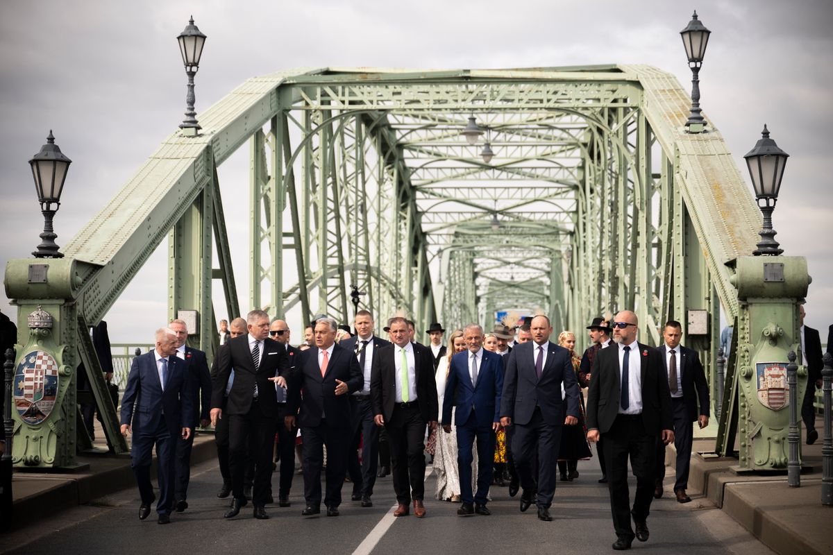 Orbán Viktor miniszterelnök (első sor b3) és Robert Fico szlovák kormányfő (b2) az Esztergomot és Párkányt összekötő Mária Valéria hídon az átadása 130. évfordulóján rendezett ünnepségen  (Fotó: MTI/Miniszterelnöki Kommunikációs Főosztály/Benko Vivien Cher)
