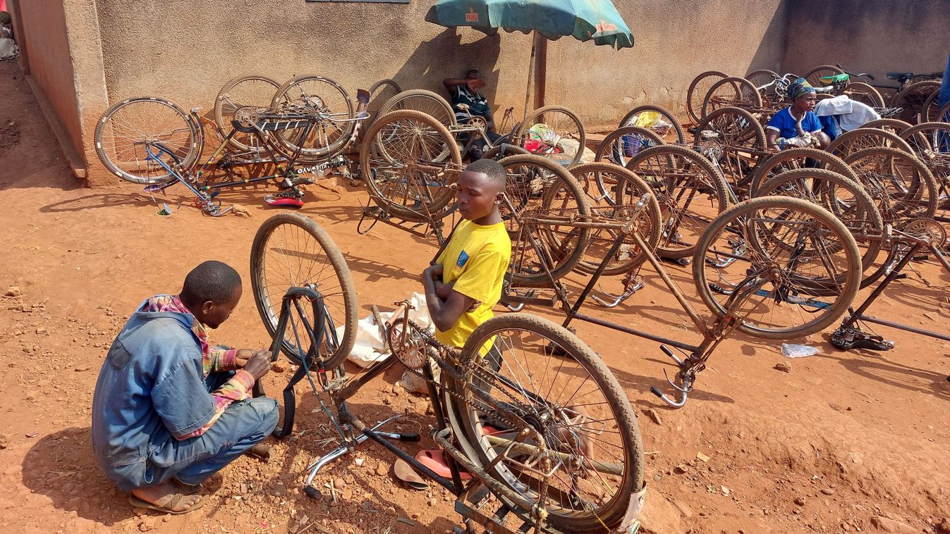 Ruanda, 2024 augusztusa. Életkép egy faluból. Ebben az országban országúti kerékpáros-világbajnokságot rendeznek