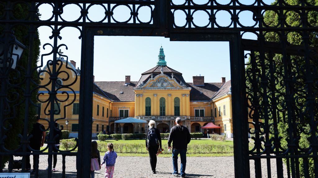 Nagytétényi Kastély
A Nagytétényi Szüreti Mulatság felvonulásával  megnyílt a Száraz-Rudnyánszky-kastély kertje.