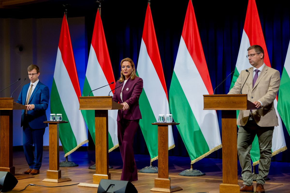 Kormányinfó
Gulyás Gergely, a Miniszterelnökséget vezető miniszter, Vitályos Eszter kormányszóvivő, Bóka János, az európai uniós ügyekért felelős miniszter (b)