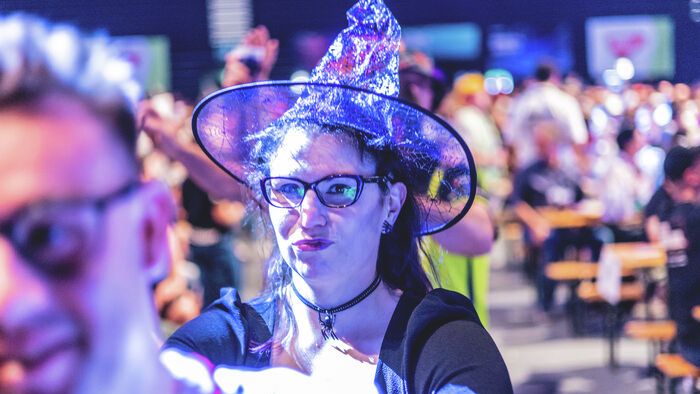 Elkezdődött a háromnapos darts-őrület az MVM Dome-ban