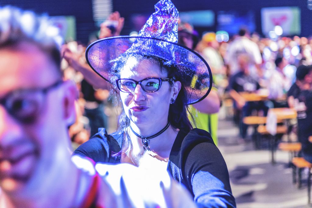 Elkezdődött a háromnapos darts-őrület az MVM Dome-ban