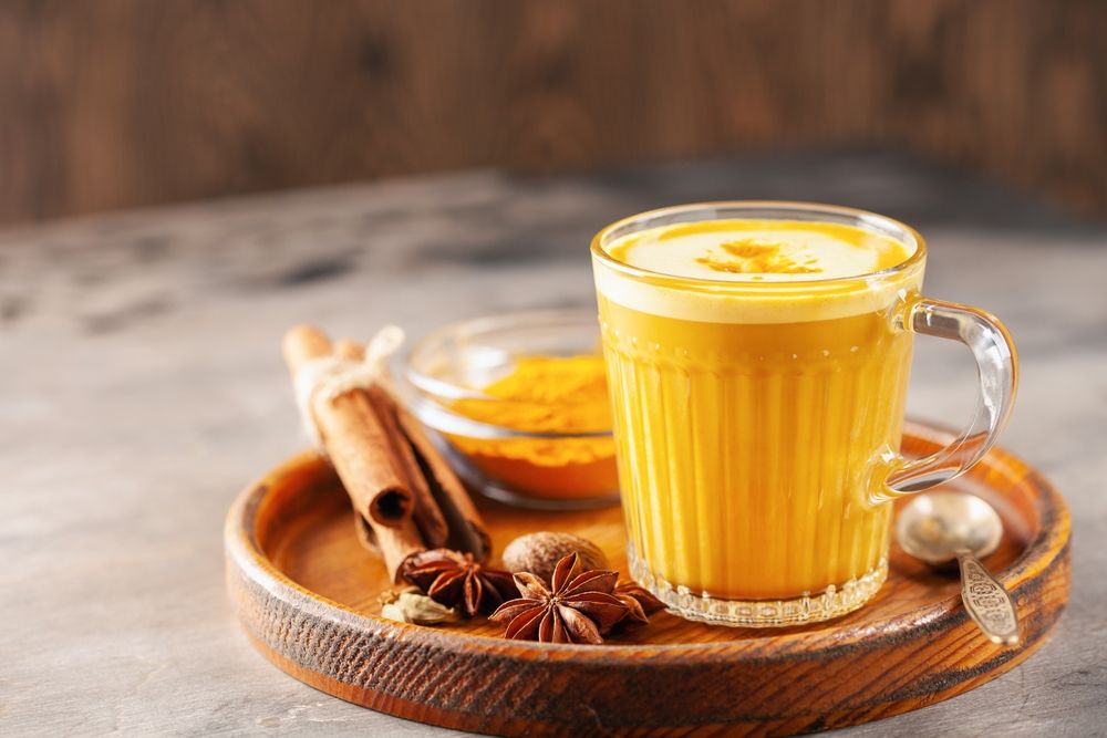 Az aranylatte, ez a frissítő kurkumás ital igazi őszi csoda. Nemcsak energizál és átmelegít, de a náthás tünetek ellen is véd