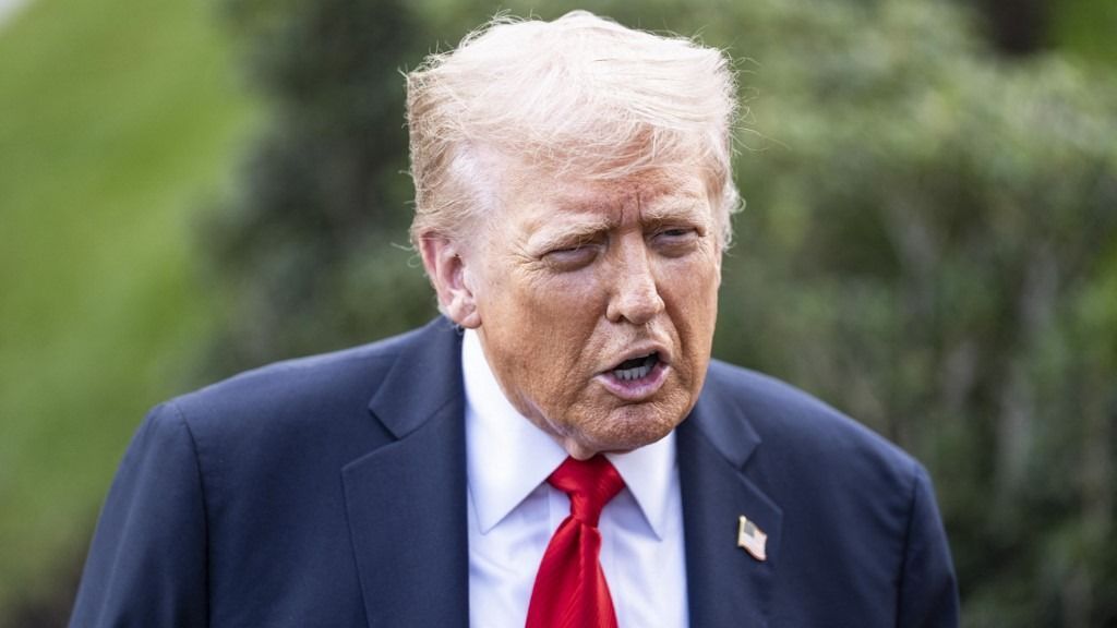 President Donald J. Trump departs the White House for the weekend to New York for the Yankees baseball game. He stops and talks to the press pool in Az elnök a Fehér Ház déli pázsitján beszélt, New York felé tartva