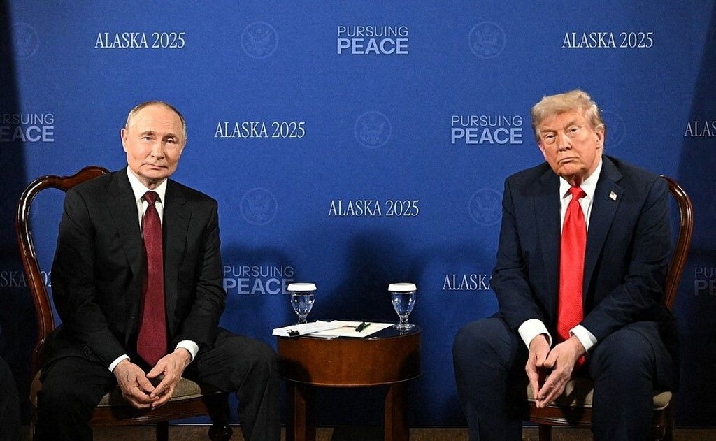 ALASKA, UNITED STATES - AUGUST 15 : (----EDITORIAL USE ONLY - MANDATORY CREDIT - ' KREMLIN PRESS OFFICE / HANDOUT' - NO MARKETING NO ADVERTISING CAMPAIGNS - DISTRIBUTED AS A SERVICE TO CLIENTS----) US President Donald Trump and his Russian counterpart, Vladimir Putin, begin critical talks in Alaska Friday, aimed at bringing an end to the Kremlin's over-three-year war on Ukraine in Anchorage, Alaska, United States on August 15, 2025. Russian Foreign Minister Sergey Lavrov and Presidential Aide for International Affairs Yury Ushakov represented Russia, while US Secretary of State Marco Rubio and Special Envoy Steve Witkoff participated on behalf of America. Kremlin Press Office / Anadolu (Photo by Kremlin Press Office / Anadolu via AFP)