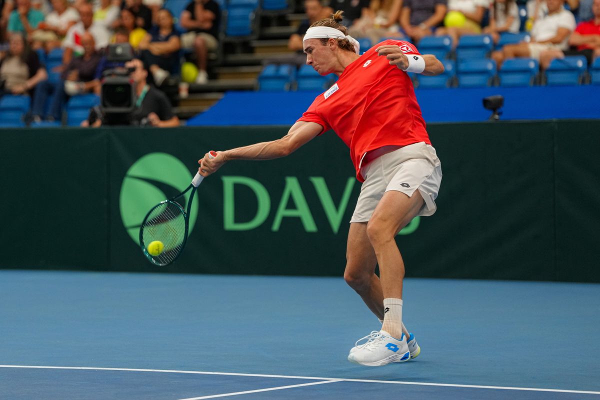 Debrecen, 2025. szeptember 12.
Az osztrák Lukas Neumayer játszik Fucsovics Márton ellen a Magyarország - Ausztria Davis Kupa szuperdöntő debreceni selejtezőjében a debreceni Főnix Arénában 2025. szeptember 12-én.
MTI/Derencsényi István