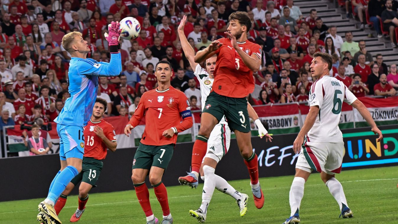 Tóth Balázs Budapest, 2025. szeptember 9.
Tóth Balázs kapus (b), valamint a portugál Cristiano Ronaldo (b3) és Rúben Dias (j2) a Magyarország - Portugália labdarúgó világbajnoki selejtező mérkőzésen a Puskás Arénában 2025. szeptember 9-én.
MTI/Illyés Tibo
