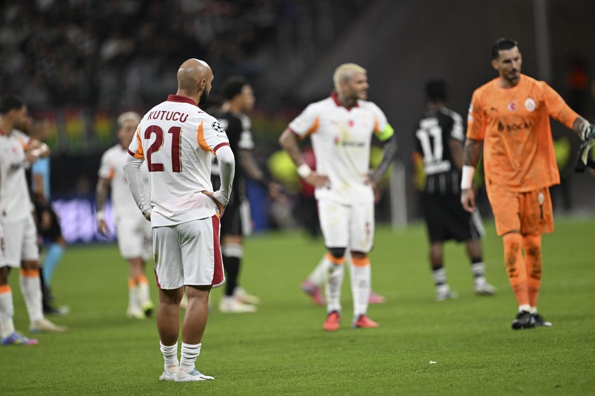 A Galatasaray játékosai értetlenül állnak a súlyos BL-vereség után