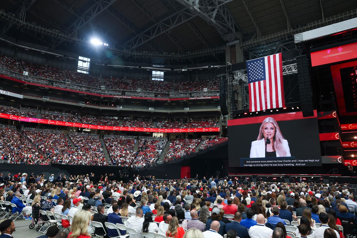 Erika Kirk beszédében férje örökségéről szólt. Charlie Kirk halála után az özvegy megbocsátott a gyilkosnak, és ígéretet tett a küldetés folytatására.