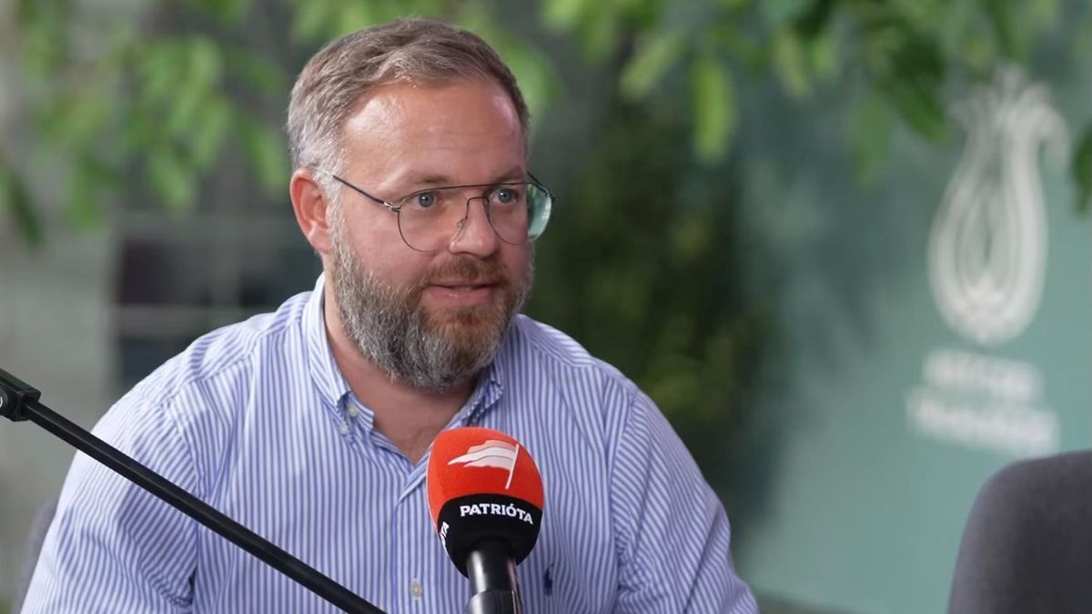 Orbán Balázs a migrációs válságról beszélt Farage-nak