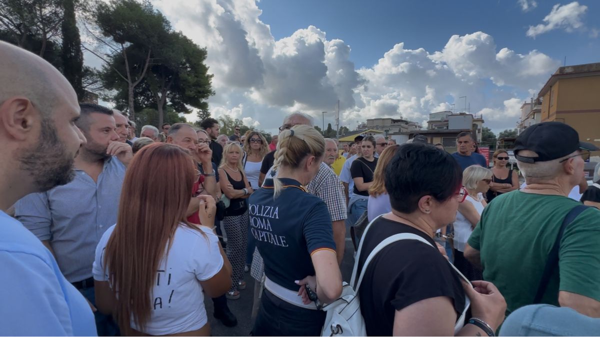 Róma külvárosában, Casalottiban tüntetésre gyűltek össze a szülők, mert megtudták, hamarosan egy 100 főt befogadó migránsközpont nyílik meg az iskola tőszomszédságában Fotó: Jánosi Dalma