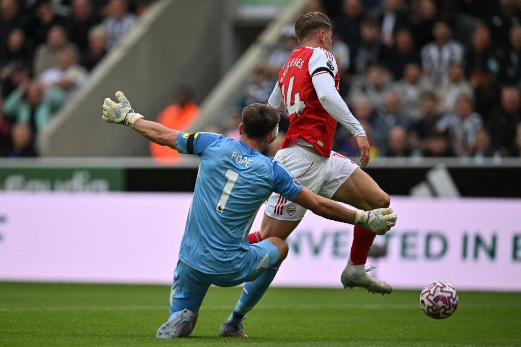 Nick Pope és Gyökeres Viktor találkozása
