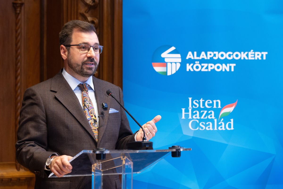 Budapest, 2025. október 3.
Szánthó Miklós, az Alapjogokért Központ főigazgatója beszédet mond a Marslakók - Magyar Tudósok és Nobel-díjasok című interaktív szabadtéri kiállítás megnyitóján a Belügyminisztériumban 2025. október 3-án. A magyar tudományos élet kiválóságait, köztük Nobel-díjasainkat bemutató vándorkiállítást a Vörösmarty térről a budai Várba, a Szentháromság térre költöztették, ahol november 17-ig lesz látható.
MTI/Kocsis Zoltán