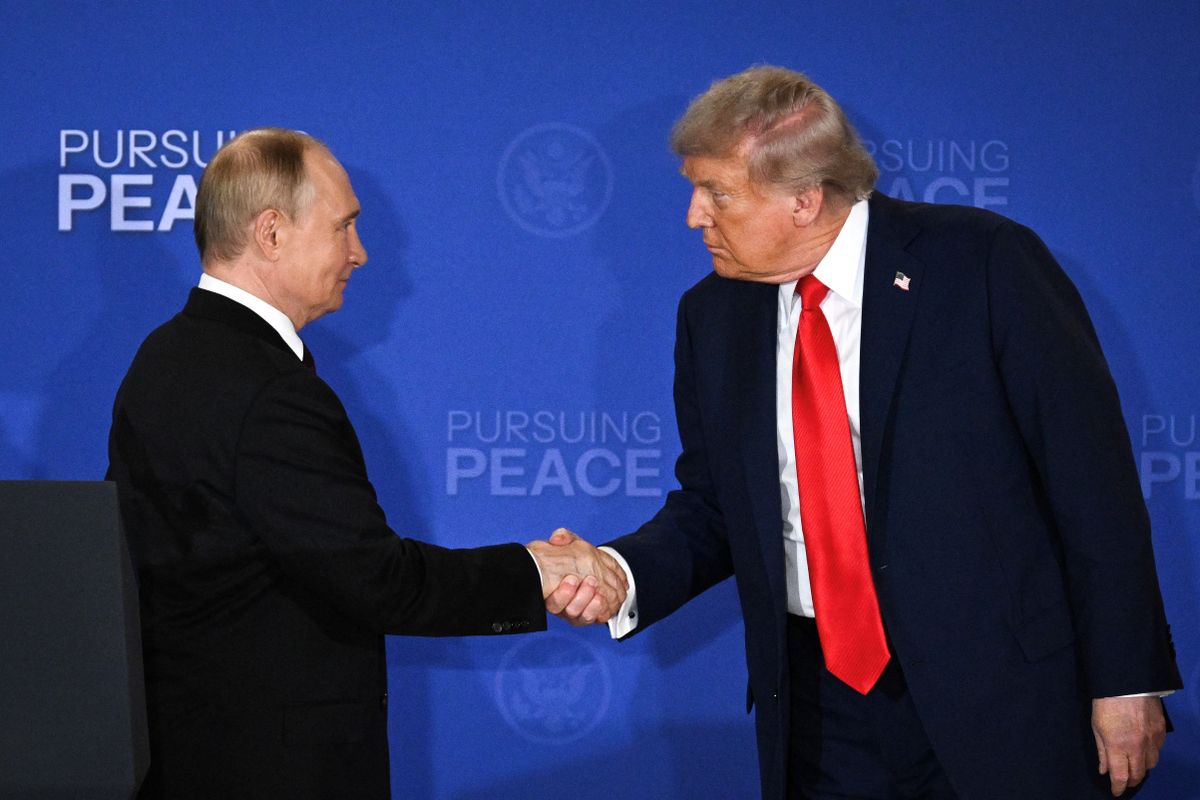 Vlagyimir Putyin orosz és Donald Trump amerikai elnök jó kapcsolata Orbán Viktorral hozzájárult ahhoz, hogy Budapestet választották a csúcstalálkozó helyszínéül – jelentette ki a Kreml szóvivője Fotó: AFP
