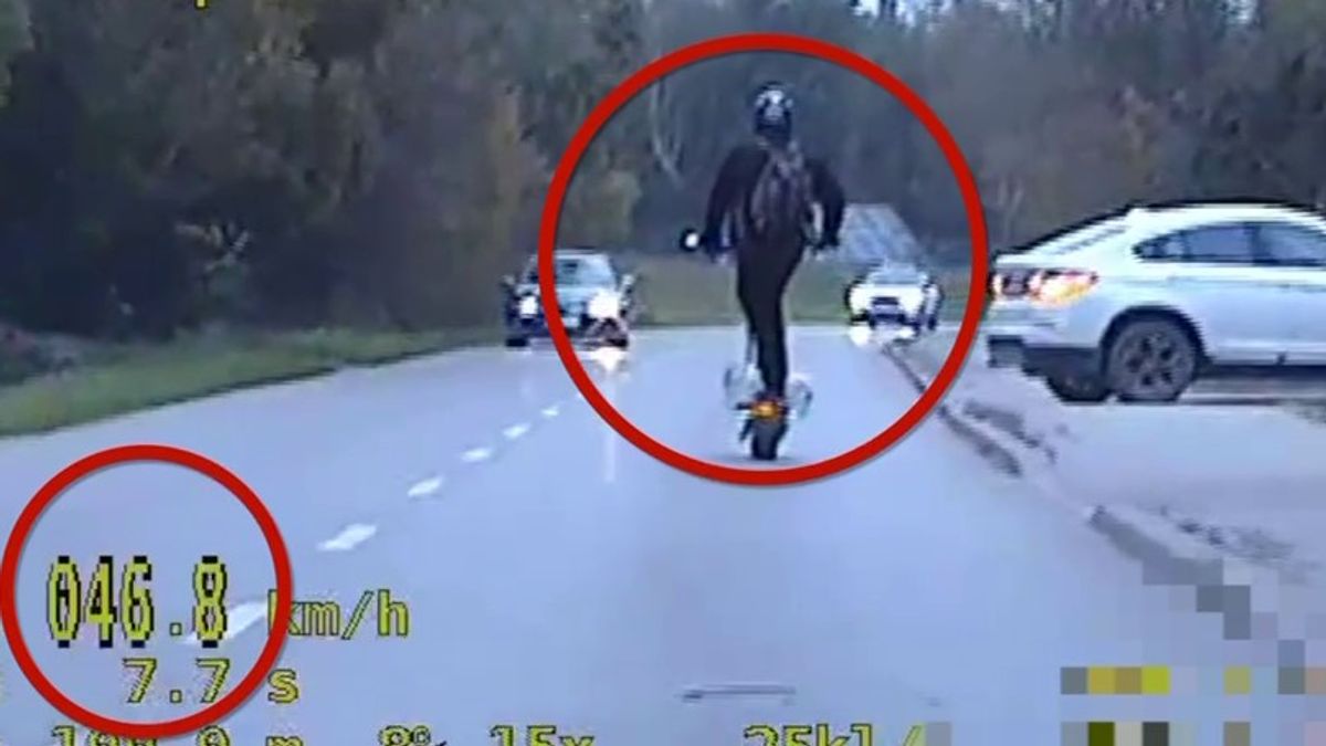 Mit sem sejtve repesztett az e-rolleres, sarkában a civil rendőrautóval + videó