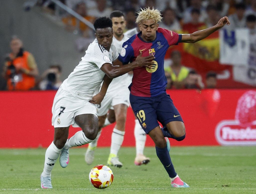 Vinícius Junior és Lamine Yamal. A Real Madrid brazil szélsője nem tudja megállítani a Barcelona csodatinijét, akinek kilőtt a piaci értéke
