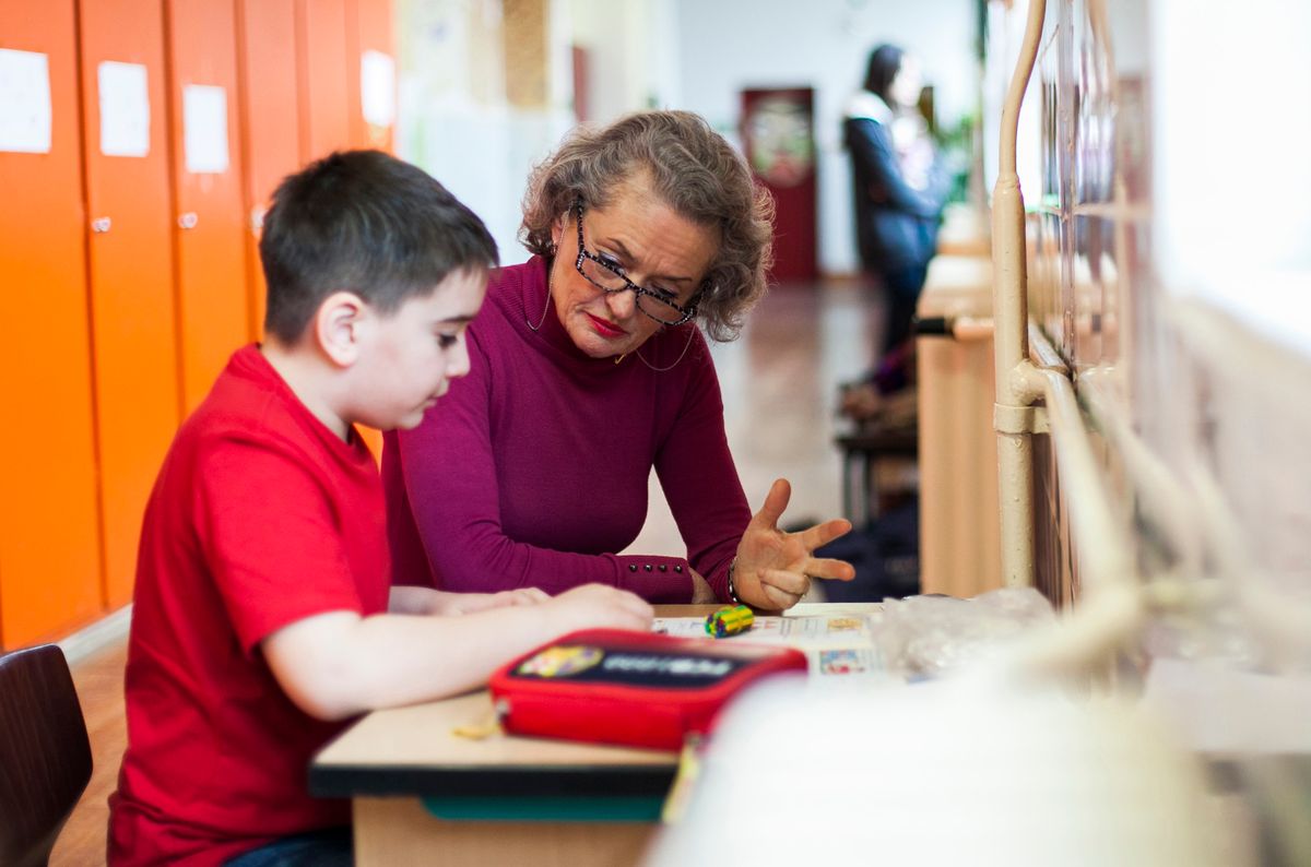 2014.02.12. Budapest, Aga utca 10. Kisriport a budapesti Carl Rogers Személyközpontú Óvoda és Általános Iskoláról. Nyugdíjas tanár, senior mentor korrepetál egy kisdiákot a budapesti Rogers iskolában, bér