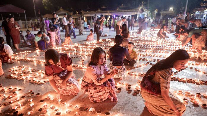 Thadingyut telihold ünnepén buddhisták mécseseket gyújtottak, így zárva le a három hónapig tartó buddhista böjti időszakot. A Fények Fesztiválja a hagyomány szerint Buddha mennybéli tartózkodásának végét és a földre való visszatérését jelképezi.