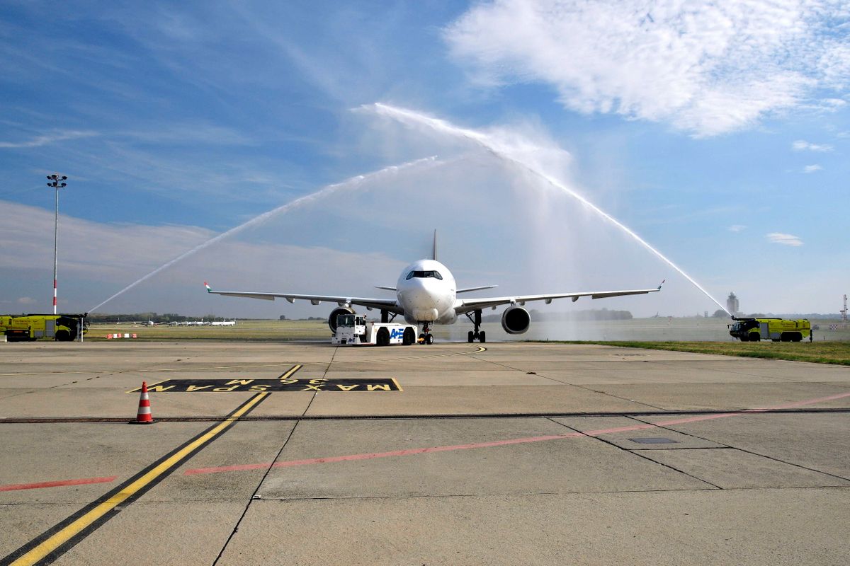 Budapest, 2022. augusztus 29.
Vízsugárral köszöntik az időszakos nagykarbantartásra érkezett első széles törzsű, Airbus A330F teherszállító repülőgépet a Liszt Ferenc-repülőtéren 2022. augusztus 29-én. A teljes körű karbantartást magyar szakemberek végzik a cég idén márciusban átadott új hangárjában.
MTI/Lakatos Péter