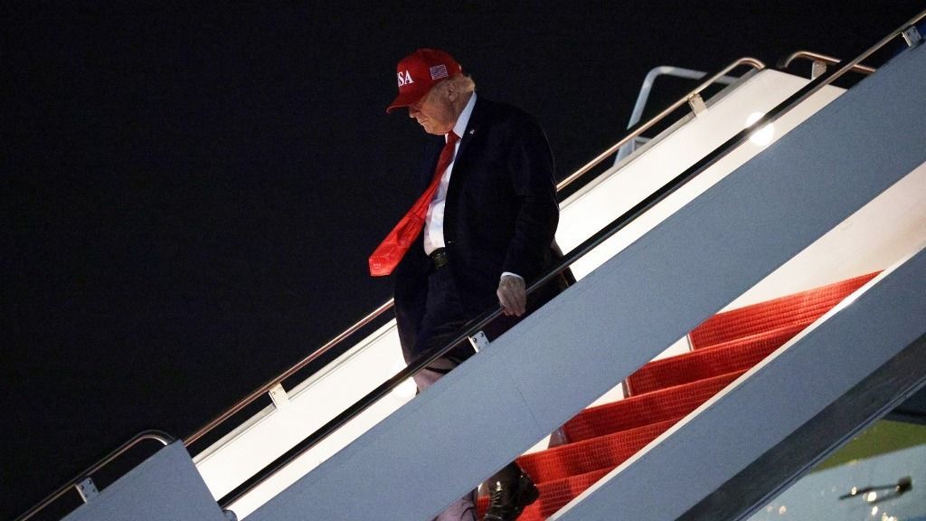 Donald Trump elnök vasárnap a Palm Beach-i nemzetközi repülőtéren gyorsan felszállt az Air Force One fedélzetére