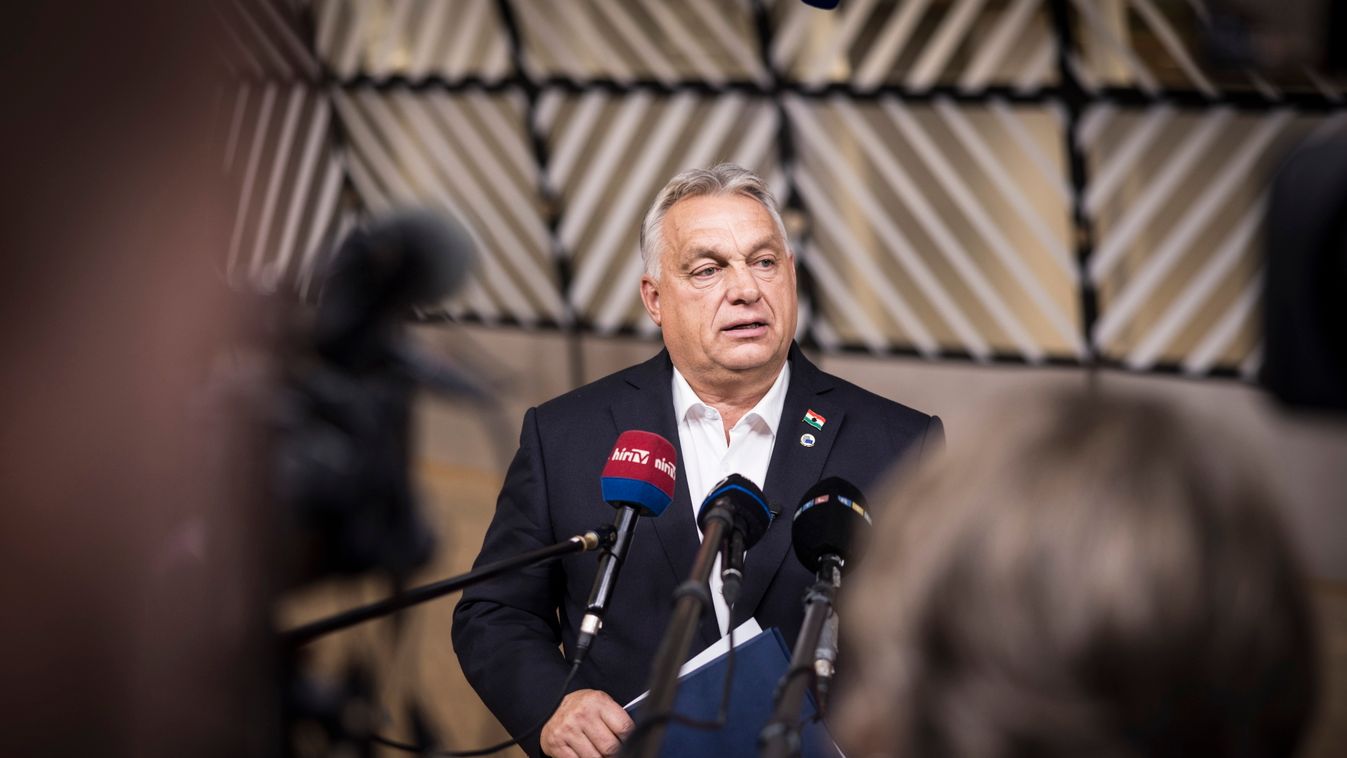 A Miniszterelnöki Kommunikációs Főosztály által közreadott képen Orbán Viktor miniszterelnök nyilatkozik a sajtó képviselőinek az Európai Unió tagállamainak állam- és kormányfőit tömörítő Európai Tanács csúcstalálkozóján Brüsszelben 2025. október 23-án éj