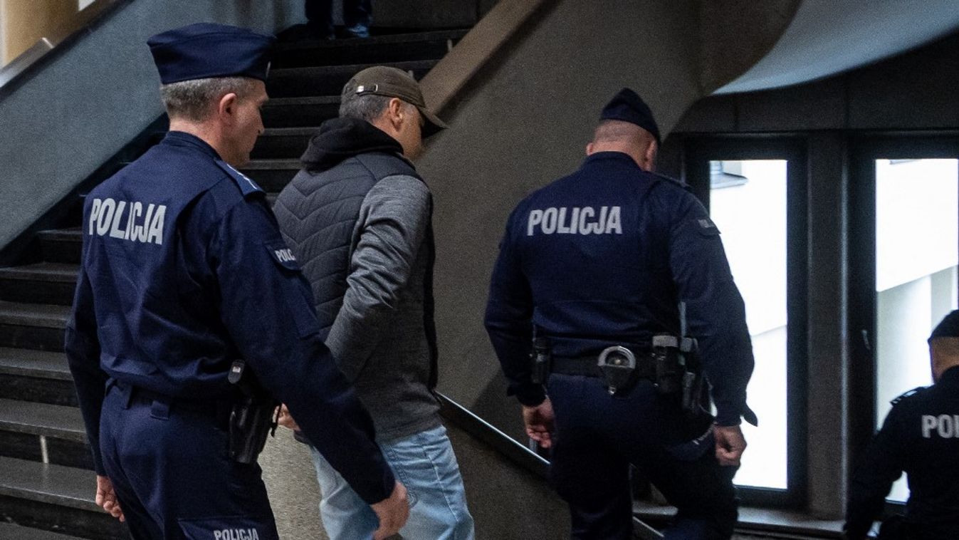 Rendőrök kísérik az ukrán vádlott Volodimir Z.-t (Fotó: AFP)