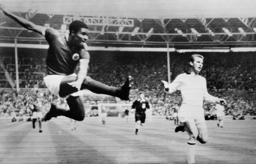 Portuguese football player Eusebio (L) kicks the ball during a soccer match between Milan AC and Benfica for the European Cup on May 22, 1963 in Wembley. AFP PHOTO (Photo by CENTRAL PRESS / AFP)