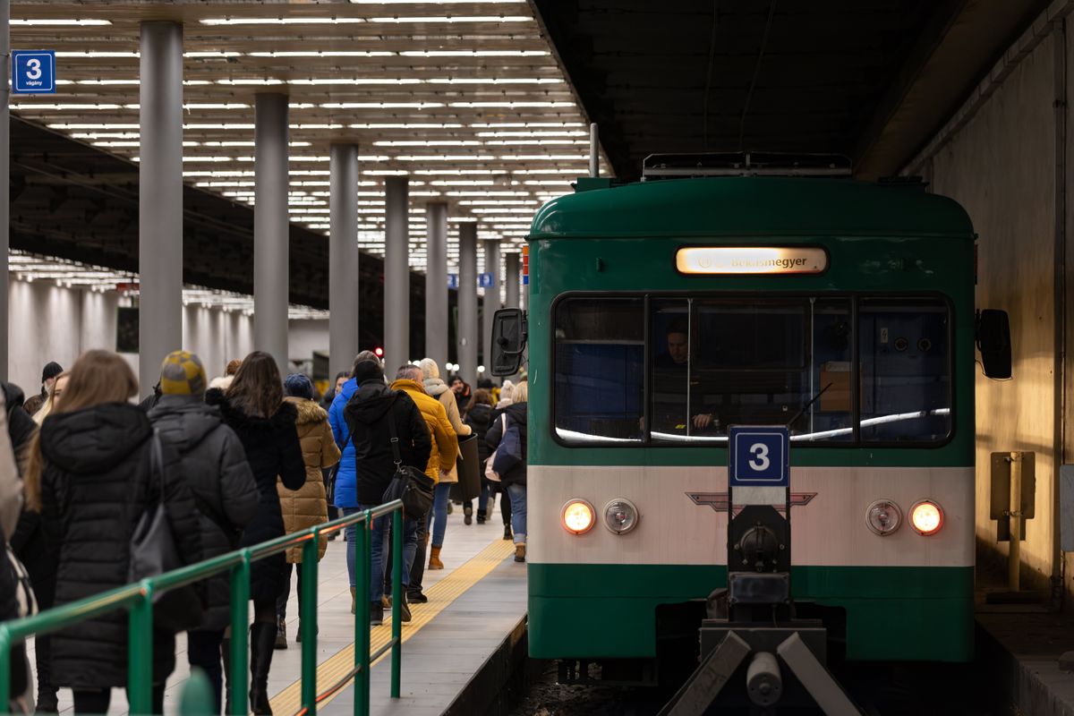 Budapest, 2024. január 15.
A Szentendre fele közlekedő H5-ös jelzésű HÉV a Batthyány téri végállomáson, utasokkal a peronon.
MTVA/Bizományosi: Róka Dániel 
***************************
Kedves Felhasználó!
Ez a fotó nem a Duna Médiaszolgáltató Zrt./MTI által készített és kiadott fényképfelvétel, így harmadik személy által támasztott bárminemű – különösen szerzői jogi, szomszédos jogi és személyiségi jogi – igényért a fotó szerzője/jogutódja közvetlenül maga áll helyt, az MTVA felelőssége e körben kizárt.