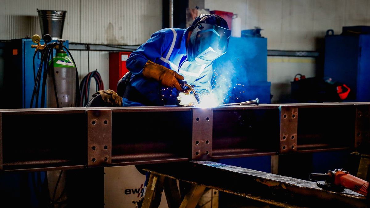 20200924 Dunaújváros

Radvánszki Sándor, a Darusín Ipari Gyártó, Szerelő és Szolgáltató Kft. ügyvezető igazgató a Magyar Multi Programban elnyert támogatásról, a megvalósuló beruházásról

A képen:
Lakatos védőgázas hegesztővel dolgozik az egyik munkadarabon

Fotó: Laczkó Izabella LI
Dunaújvárosi Hírlap