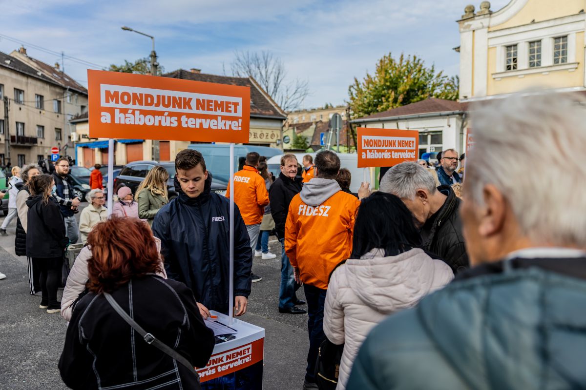 Fidesz választási kampány, Pesterzsébet Tátra téri piac, aláírásgyűjtés, Fidesz stand