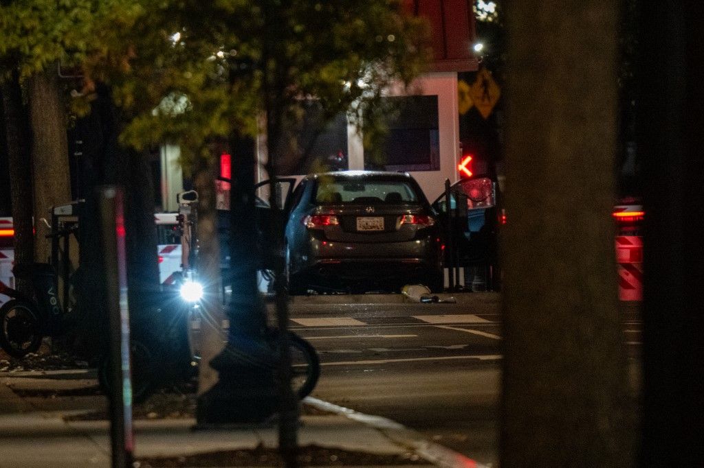 Egy autó 2025. október 21-én Washingtonban a Fehér Ház komplexuma biztonsági barikádjának hajtott egy autó (Fotó: ANDREW LEYDEN / GETTY IMAGES NORTH AMERICA)