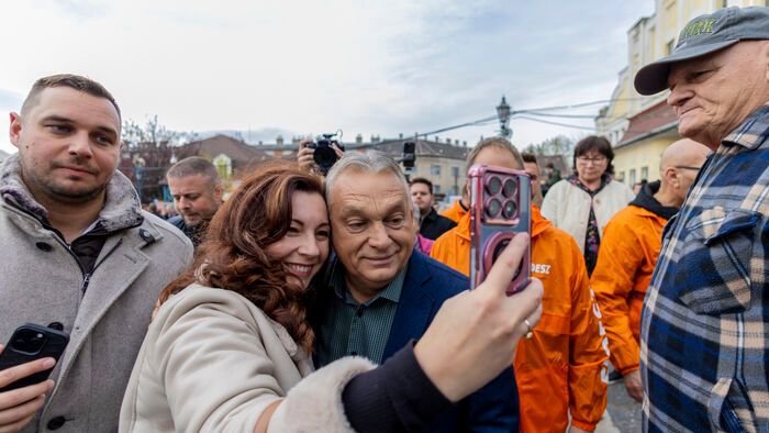 A pesterzsébeti piacon járt Orbán Viktor, elindult a háború elleni aláírásgyűjtés
Fidesz választási kampány