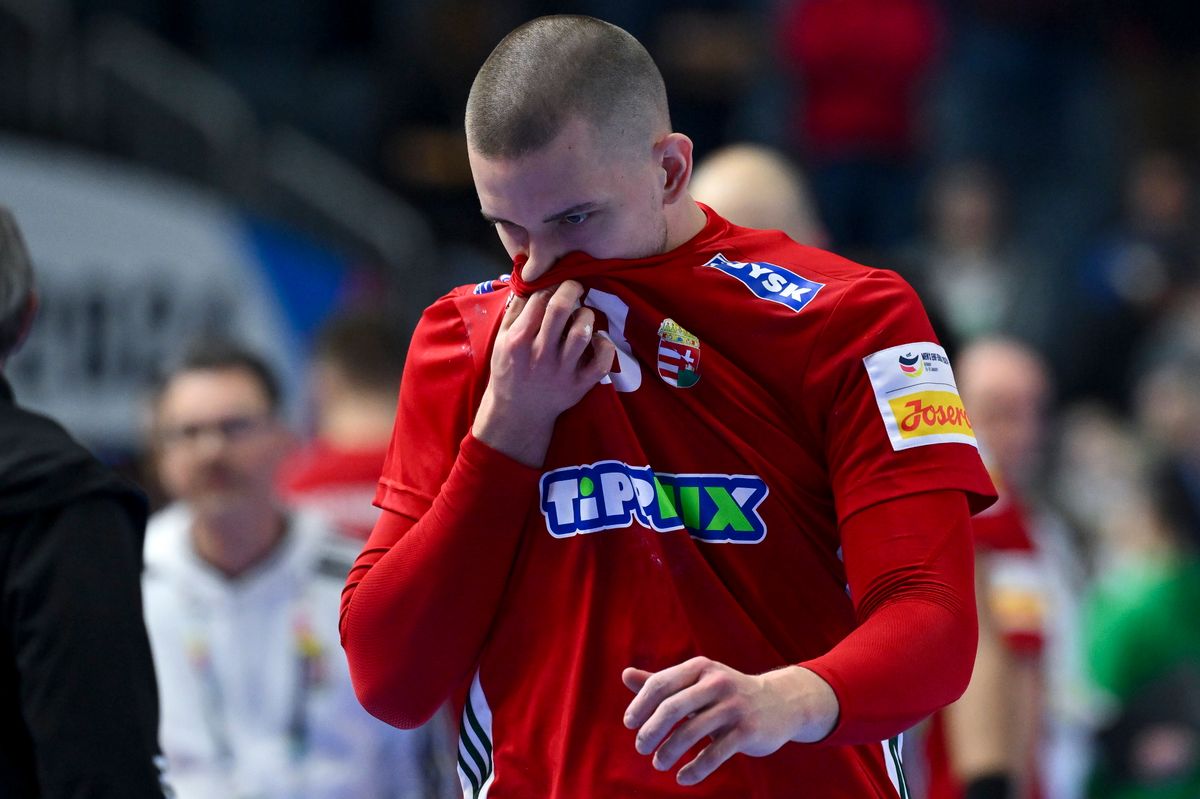 Köln, 2024. január 18.
Máthé Dominik a férfi kézilabda olimpiai kvalifikációs Európa-bajnokság középdöntőjének első fordulójában, a Magyarország - Ausztria mérkőzés után a kölni Lanxess Arénában 2024. január 18-án. A magyar válogatott 30-29-re kikapott.
MTI/Czeglédi Zsolt