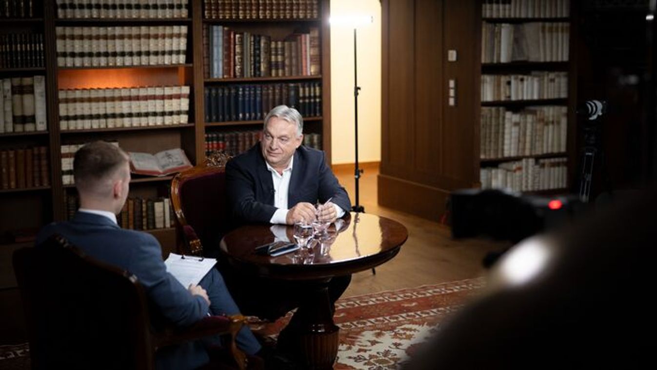 Prime Minister Viktor Orban giving an interview to Mandiner (Photo: MTI)