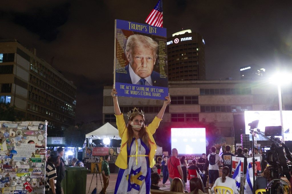 Egy nő tartja magasba Donald Trump amerikai elnök képét (Fotó: AFP)