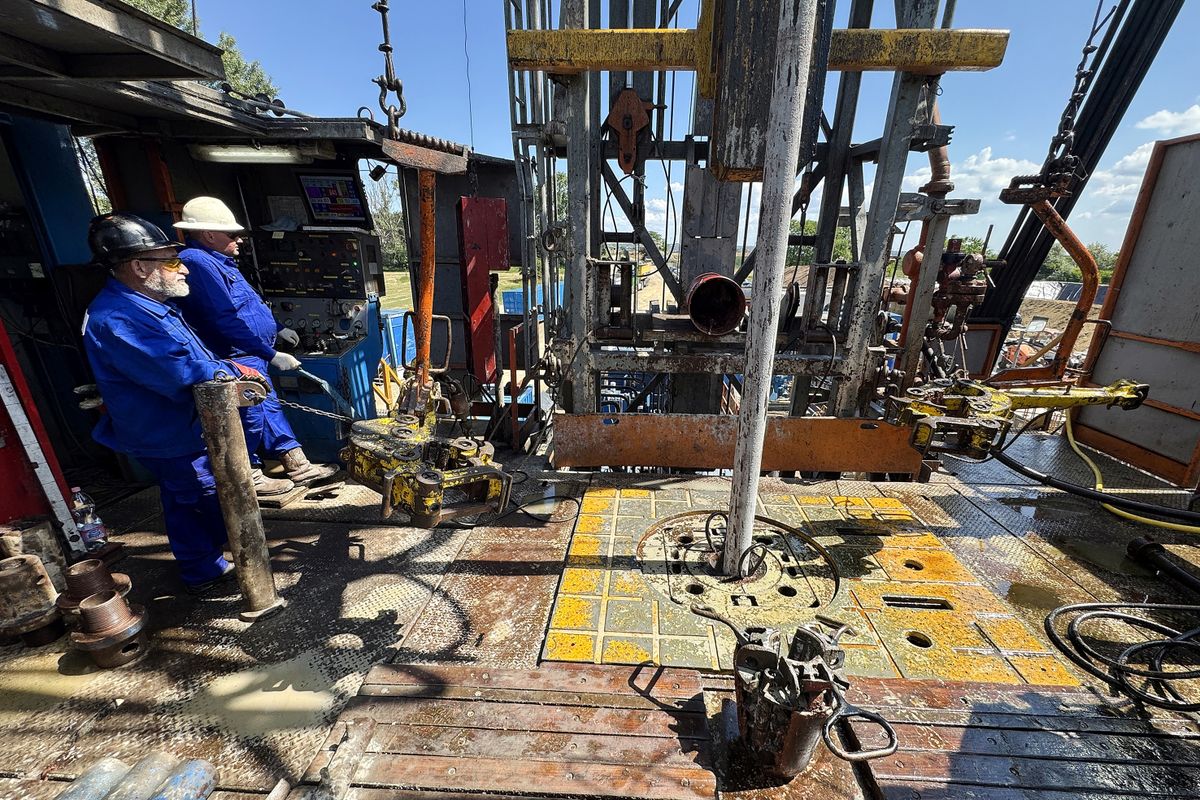 beruházás, 20250528 VecsésGeotermikus fúrásGeotermikus beruházás indult a Budapest Airport területén.Fotó: Kallus György LUSMWA képen: a Budapest Airport első geotermikus kútjának fúrása